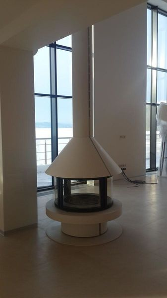 Камин Rocal GALA белый металлический, радиусное стекло, обзор 360 градусов Камин Rocal GALA белый металлический, радиусное стекло, обзор 360 градусов