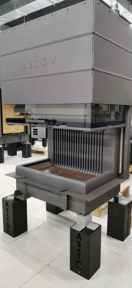 Каминная топка Астов К3С 8457 три стекла, футеровка из жаропрочных 3D стальных панелей, колосниковое горение Каминная топка Астов К3С 8457 три стекла, футеровка из жаропрочных 3D стальных панелей, колосниковое горение